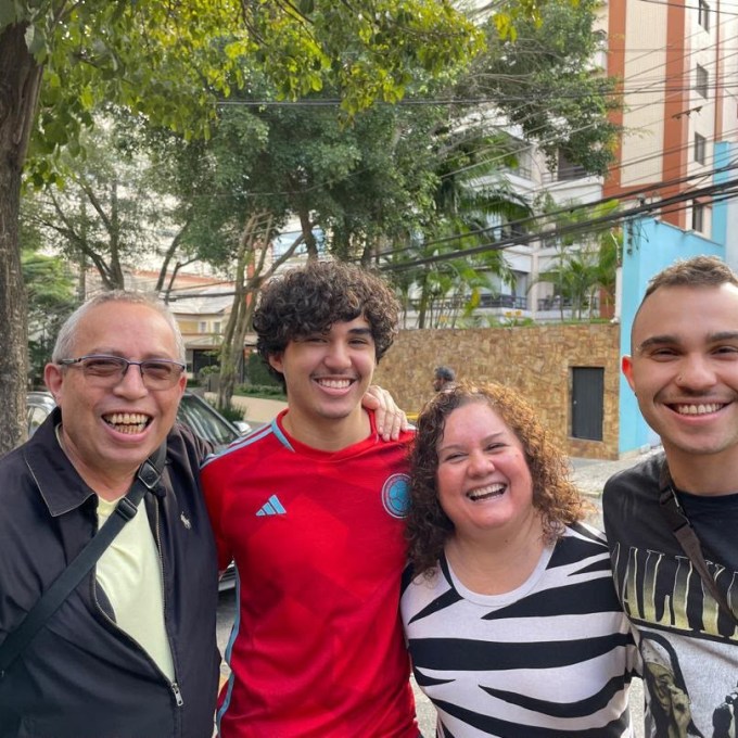 Brasileiro mobiliza ajuda para encontrar pai de 70 anos sob escombros na Venezuela