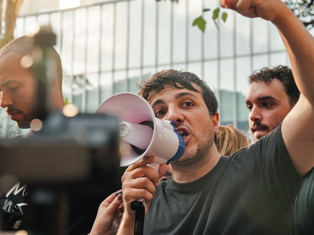 Renan Santos desafia publicamente Flávio Bolsonaro a debater ideias; entenda as regras