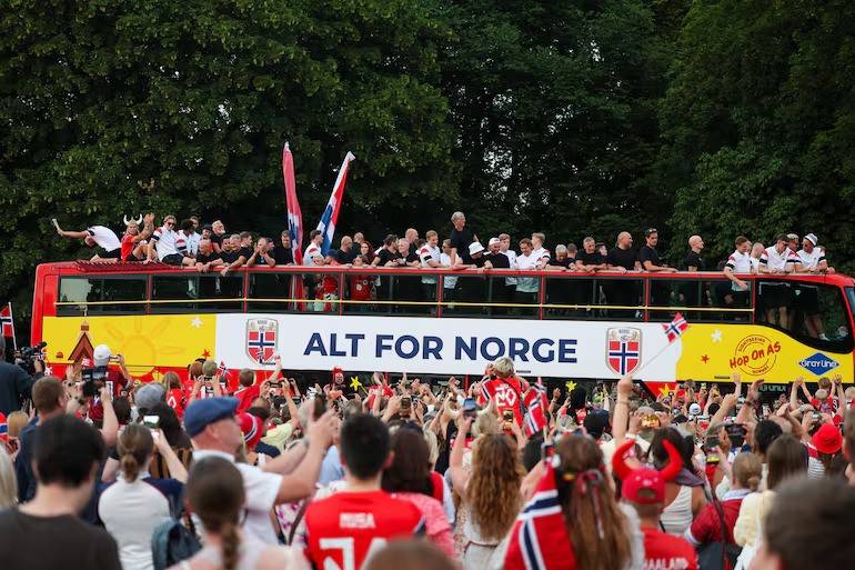 Seleção norueguesa sendo recebida em Oslo