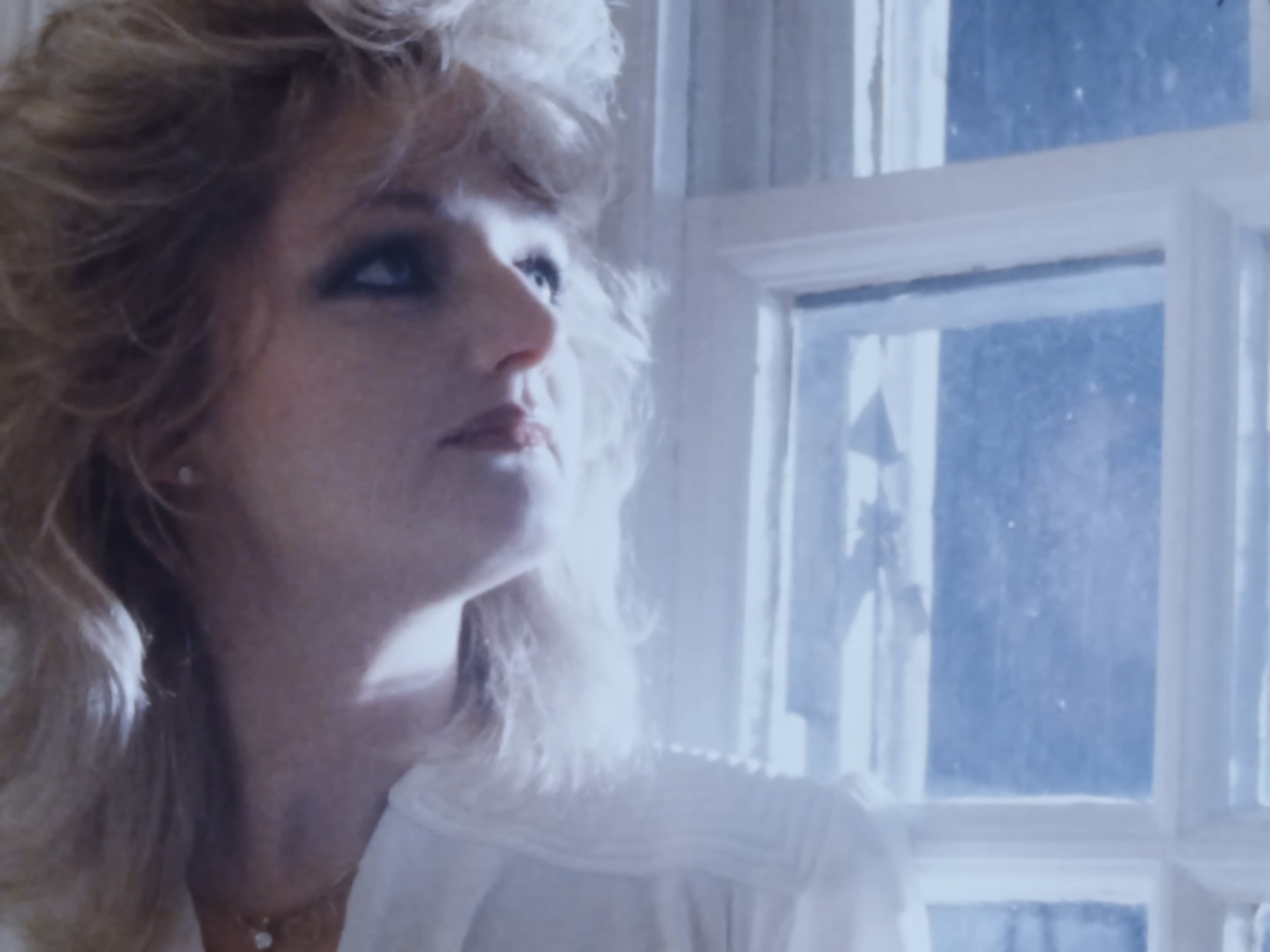 Os momentos mais memoráveis do clipe absurdo de ‘Total Eclipse of the Heart’