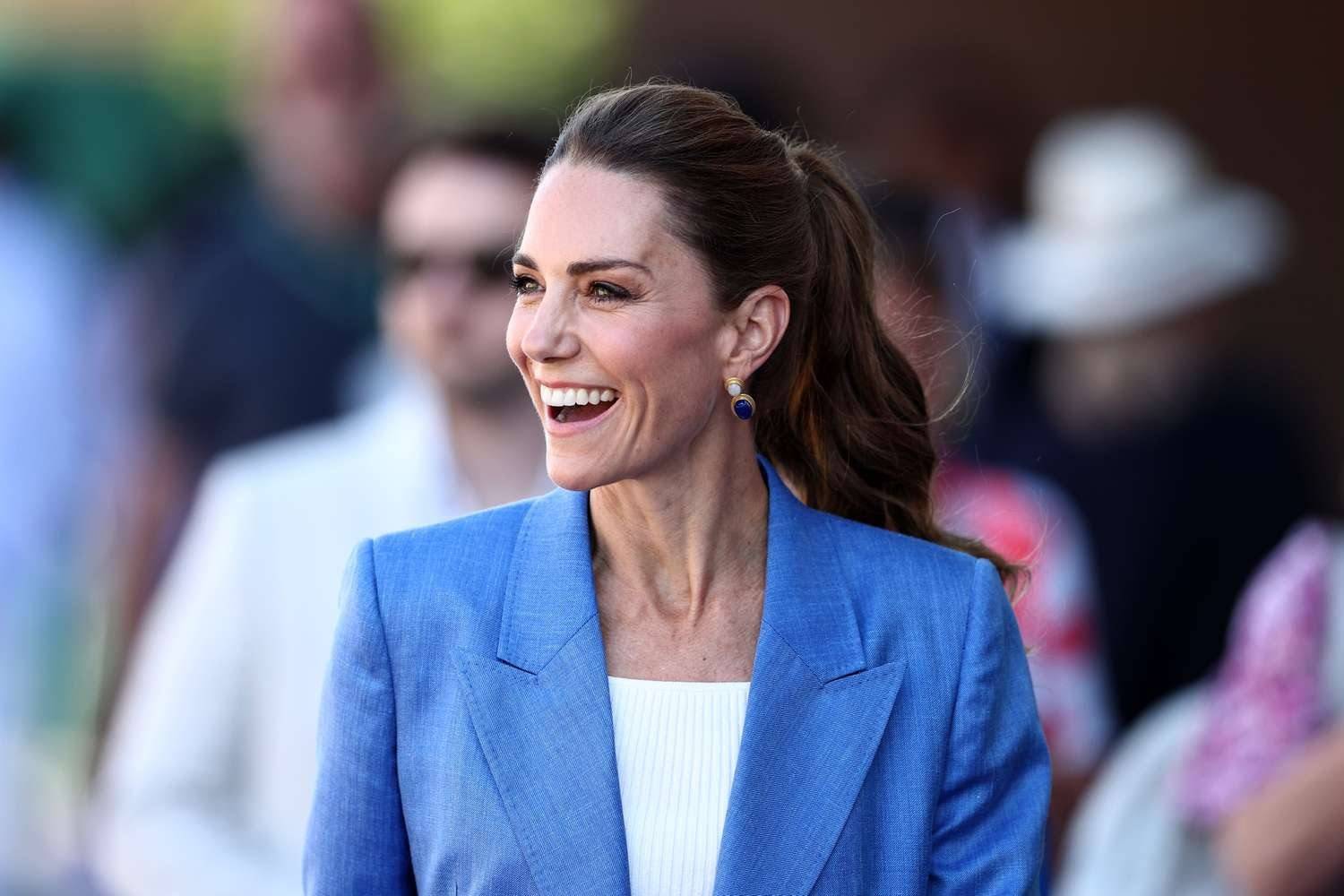 Kate Middleton chama atenção em visita surpresa a Wimbledon