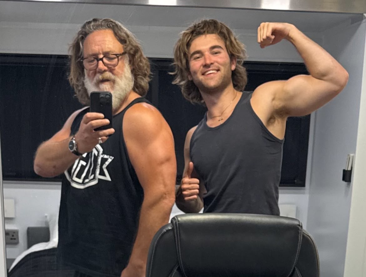 Russell Crowe compara músculos com filho em pleno aniversário