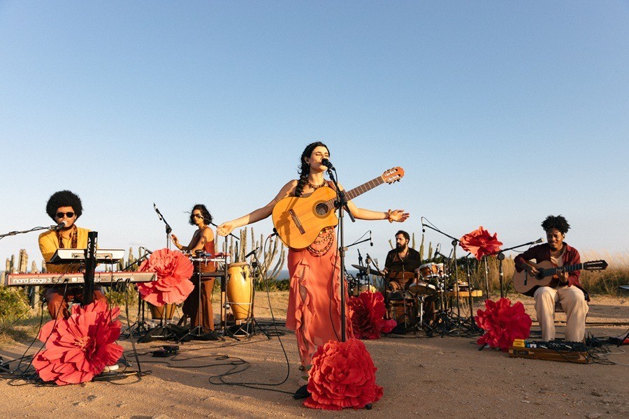 Mari Jasca lança álbum com versões ao vivo e músicas inéditas