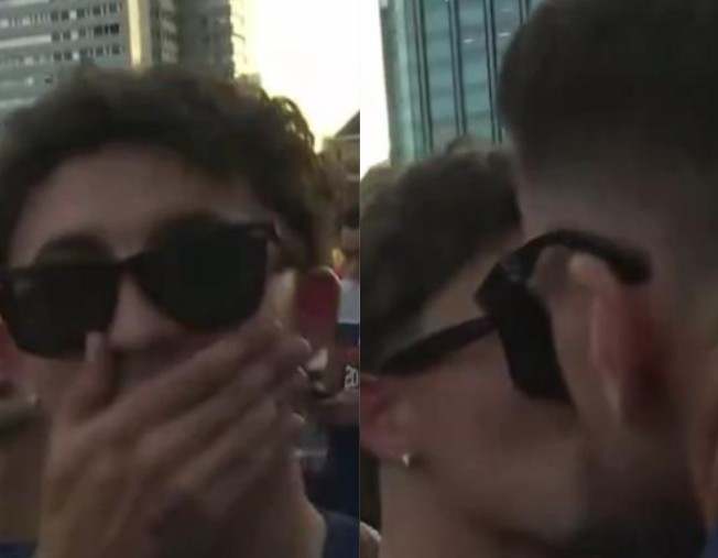 Jogadores da Espanha se beijam durante festa do título da Copa do Mundo