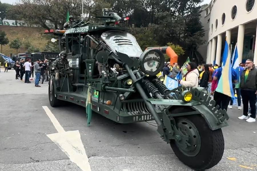 Apoiadores de Flávio levam blindado militar e ‘Penélope Charmosa’ à convenção do PL; veja vídeos
