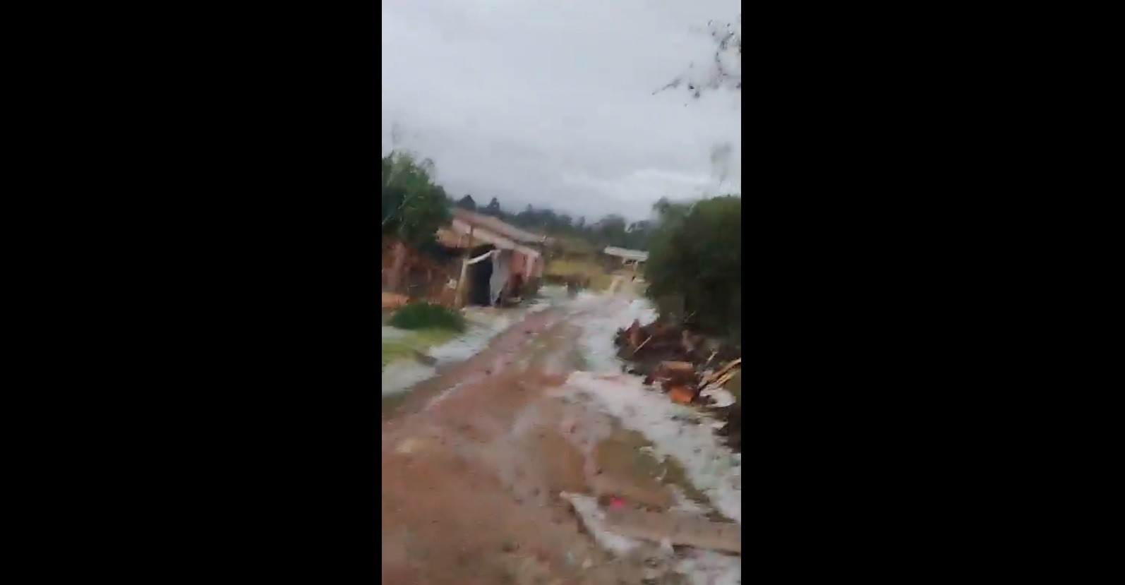 Temporal destelha casas e deixa 460 desalojados na região metropolitana de Porto Alegre