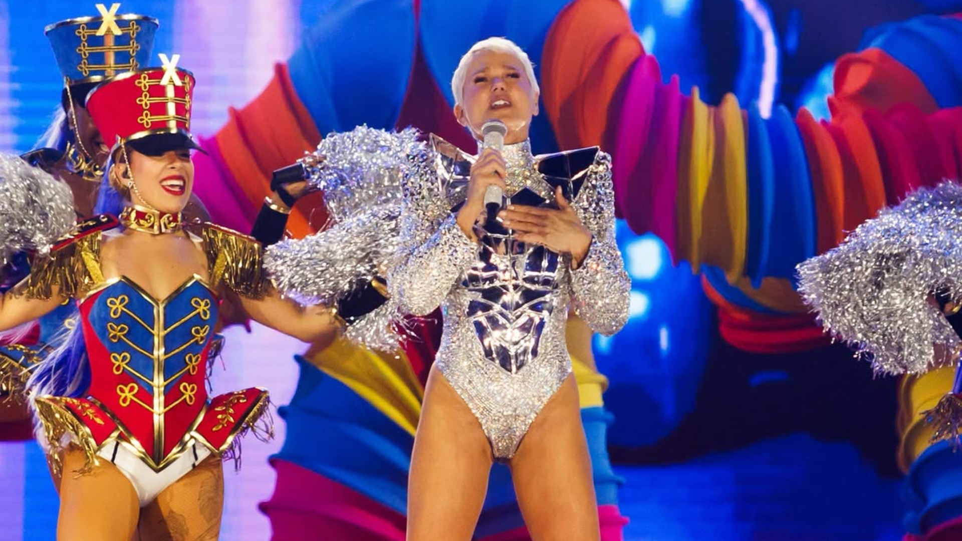 Volta de Xuxa aos palcos divide opiniões na internet
