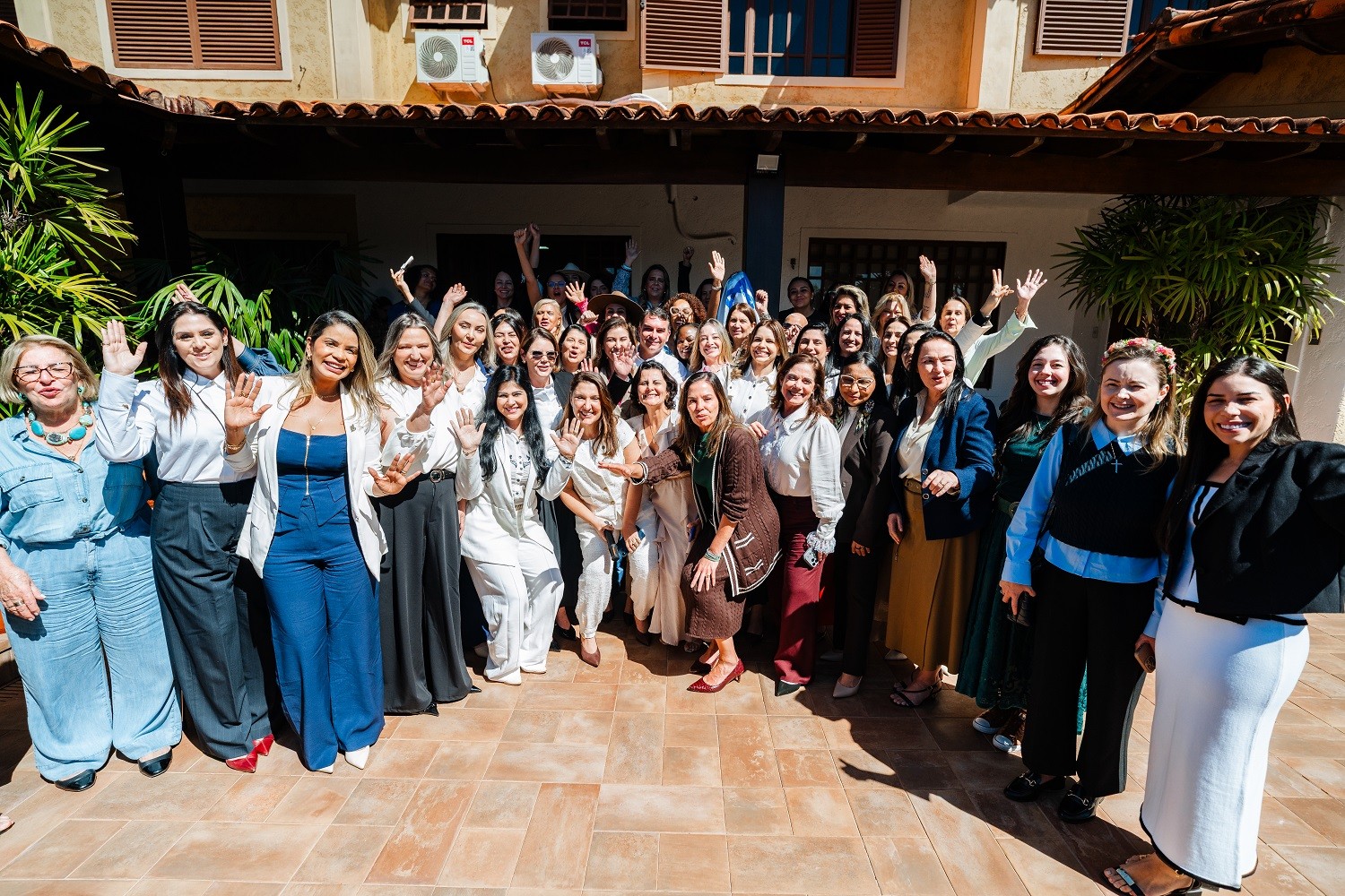 As mulheres que acudiram Flávio Bolsonaro após crise com Michelle
