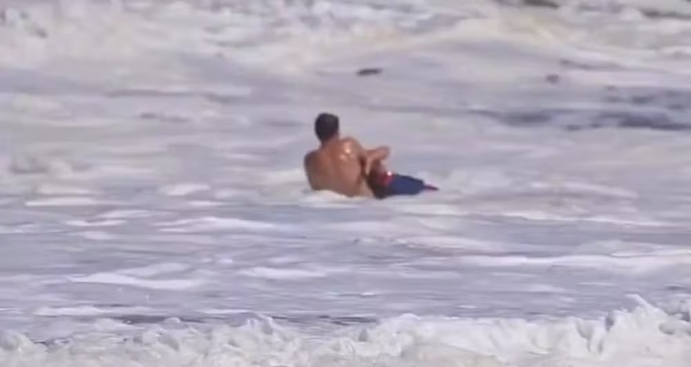 VÍDEO: Salva-vidas de apenas 16 anos salva criança de afogamento