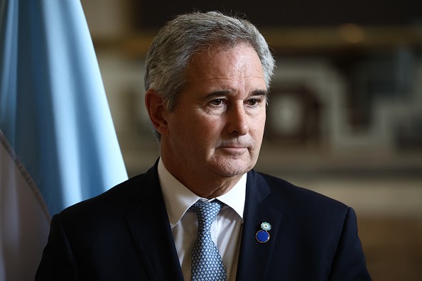 Chanceler argentino reforça que Milei apoia Bolsonaro, mas minimiza crise com Brasil