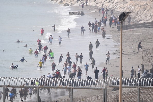 Milhares de marroquinos chegam a nado à cidade autônoma espanhola de Ceuta, no norte da África, em 30 de julho de 2026