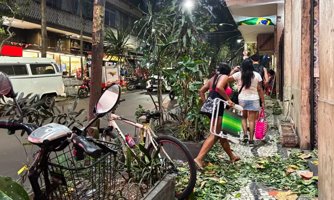 Quase 500 mil continuam sem luz no estado do Rio após vendaval; não há previsão de retorno