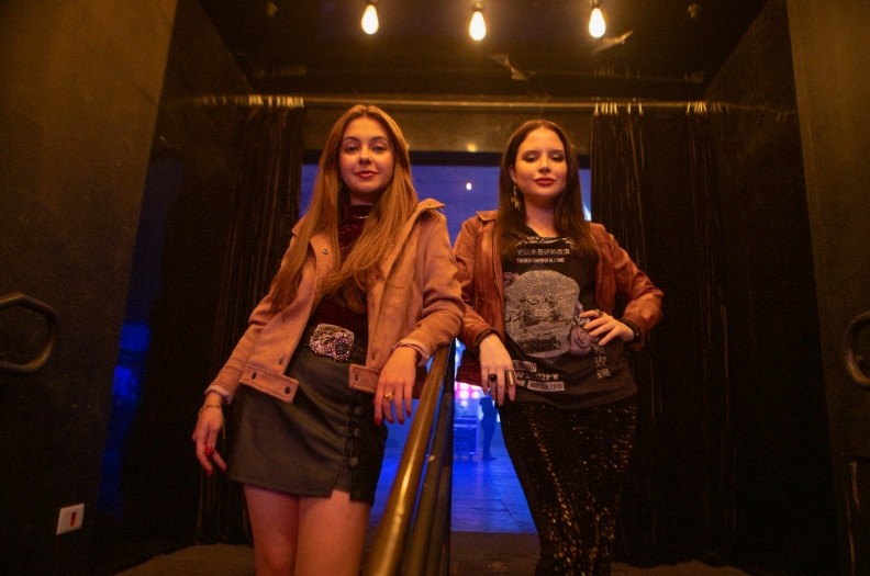 Quem interpretará as gêmeas Maiara e Maraisa no filme sobre Marília Mendonça
