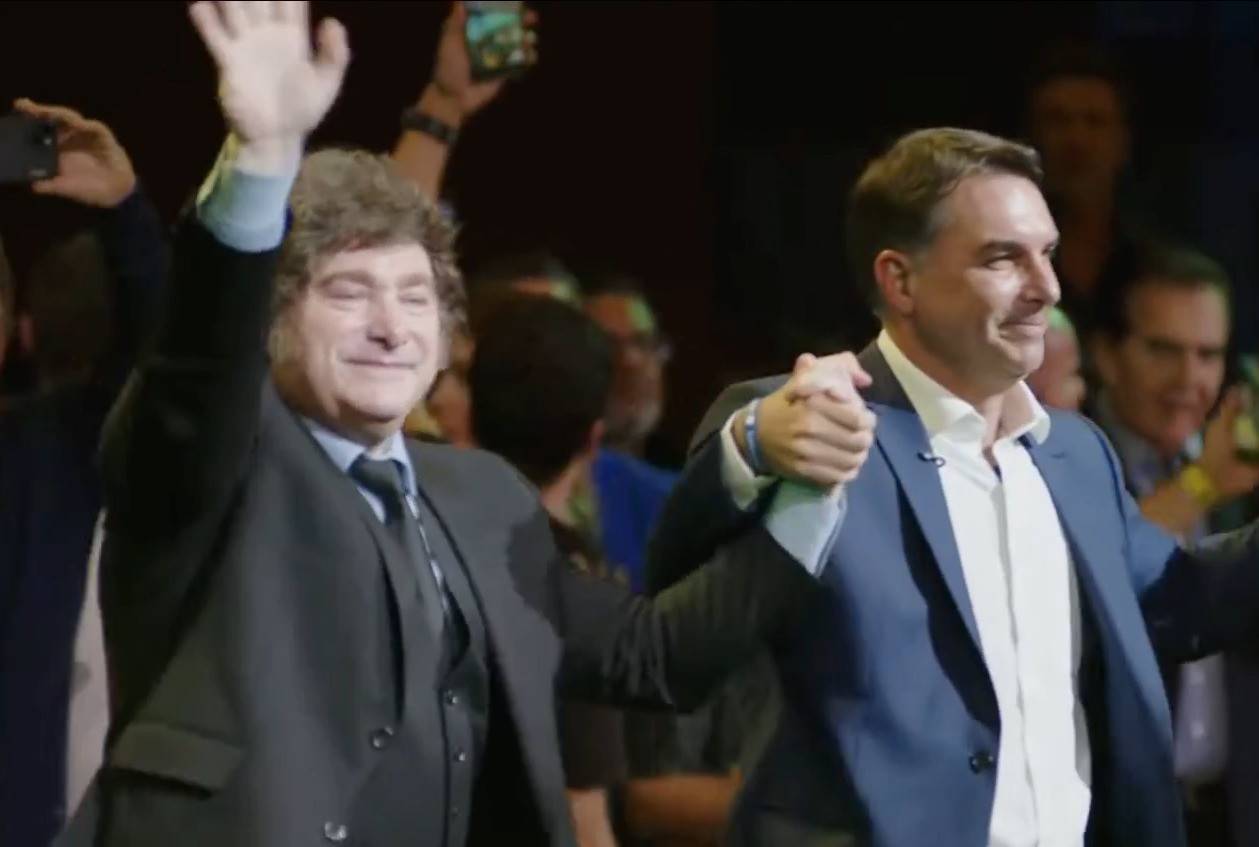 ‘O socialismo latino-americano está sendo erradicado’, diz Milei a Flávio Bolsonaro