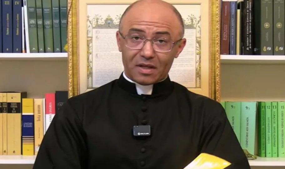 Padre excomungado pelo Vaticano não aceita punição e toma decisão