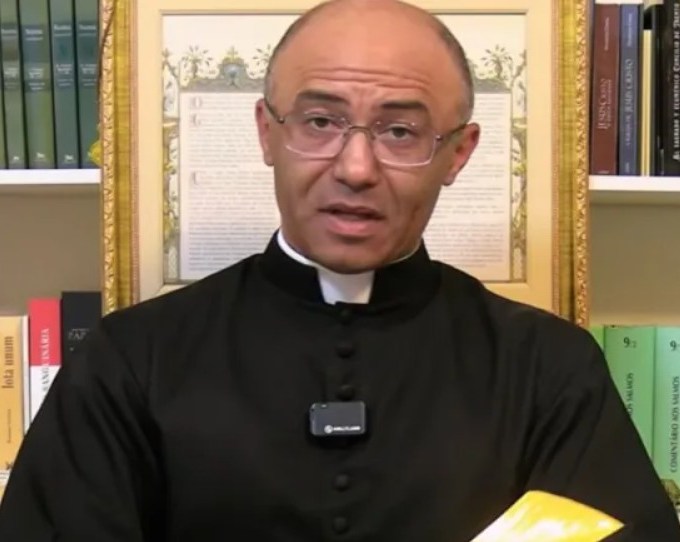 Padre excomungado pelo Vaticano não aceita punição e toma decisão