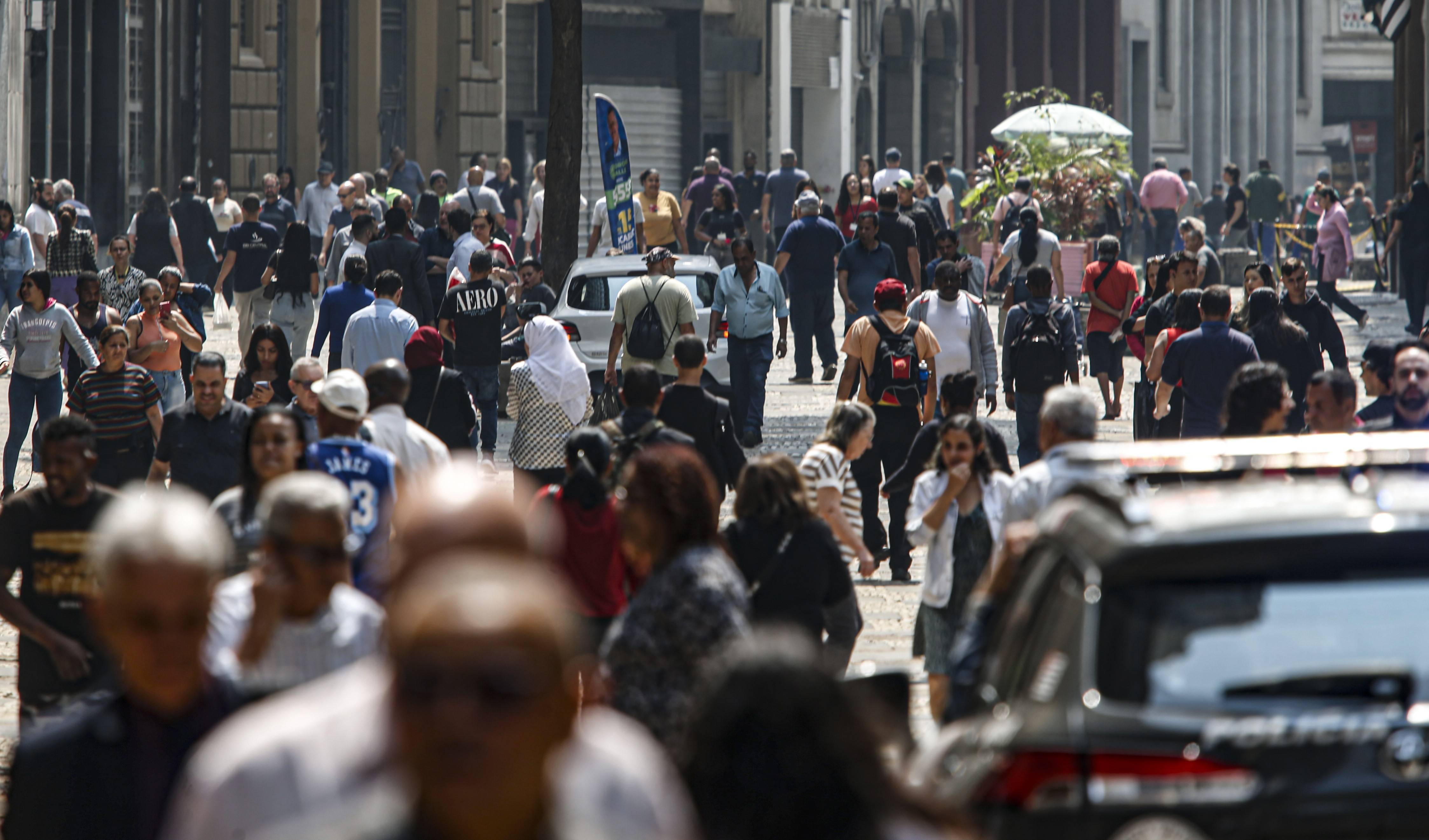 Movimentação na rua 25 de Março, em São Paulo