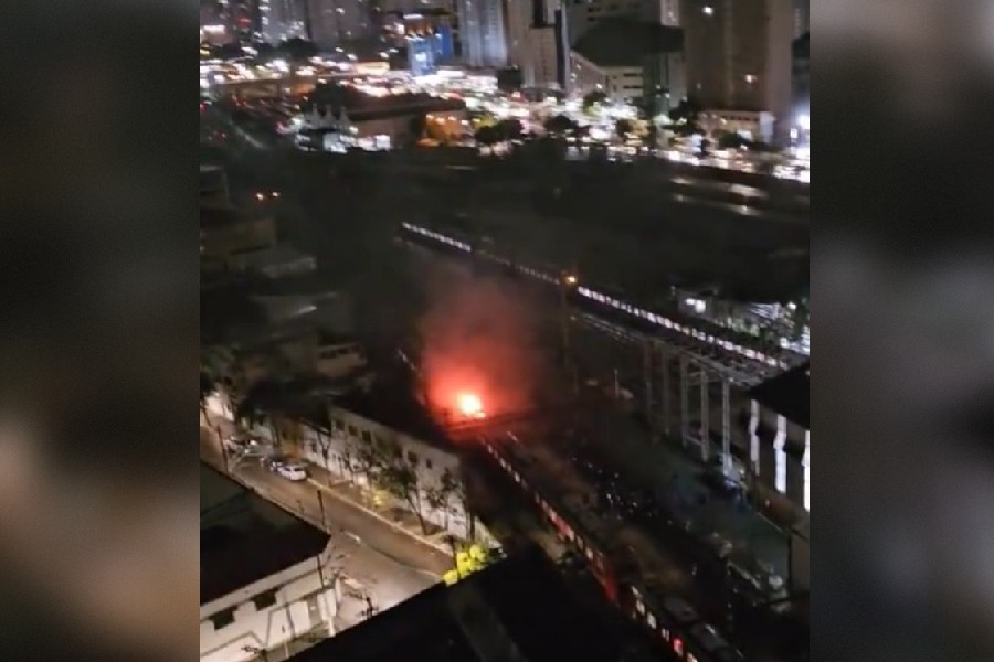 Linhas de trem em SP têm falha de energia, vagão em chamas e pessoas nos trilhos