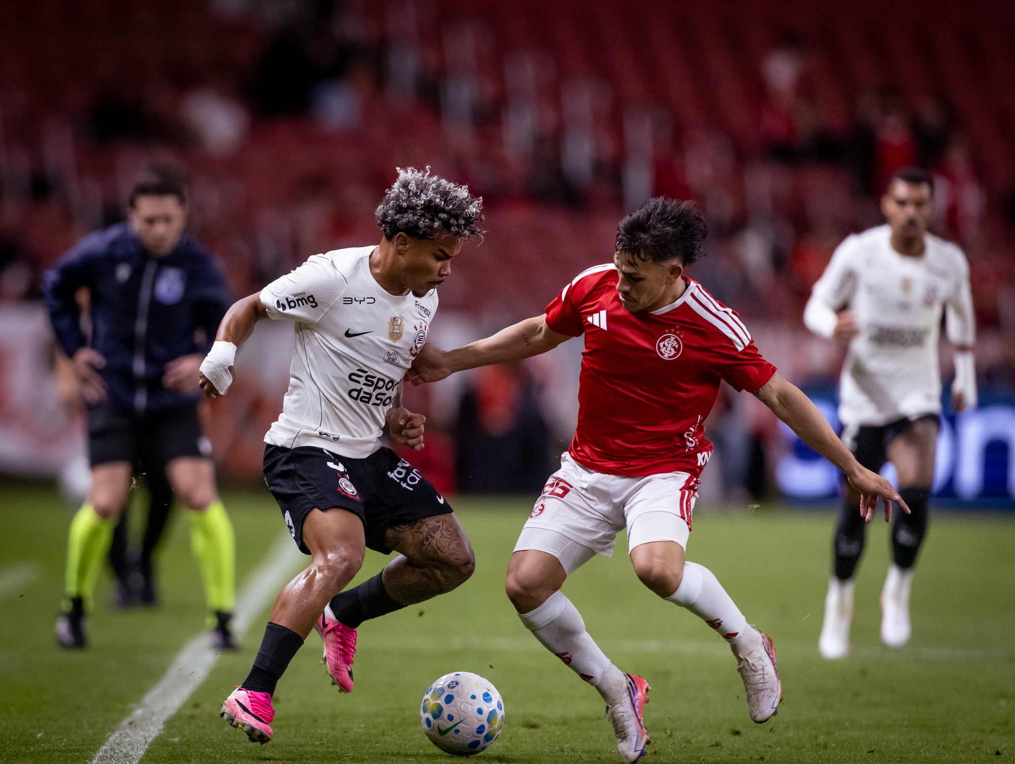 Corinthians aciona CBF após acusar árbitro de ameaças em derrota para o Internacional