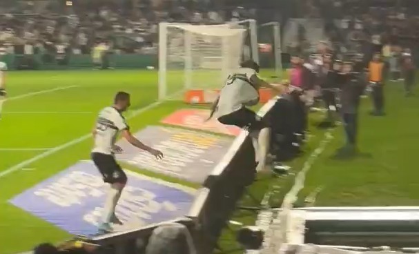 VÍDEO: Jacy cai em túnel ao comemorar gol do Coritiba contra a Chapecoense; VAR anula lance