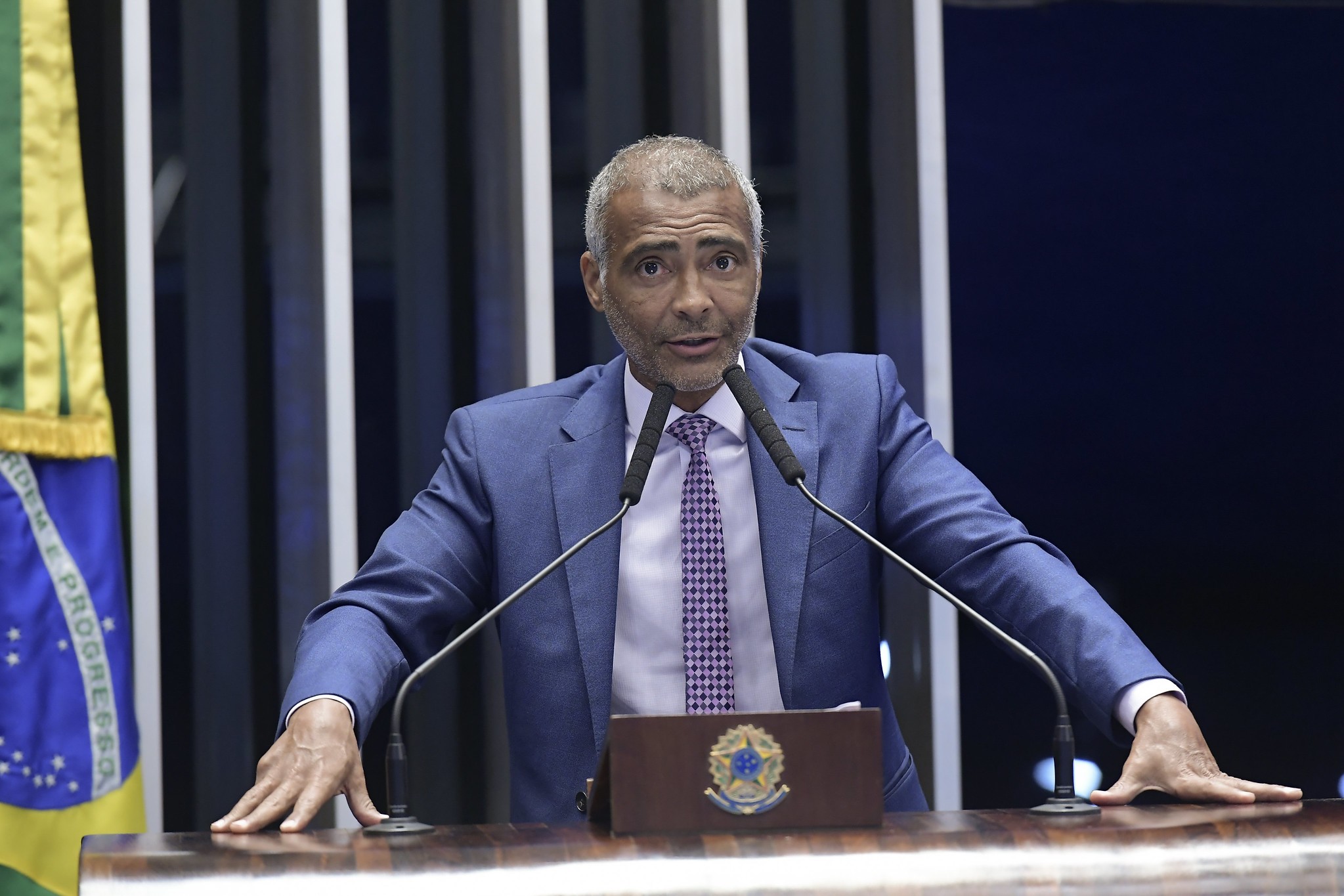 Entenda por que a Justiça bloqueou 30% do salário de Romário como senador
