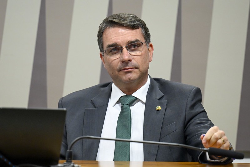 Fala de Flávio sobre urnas tem pouco efeito sobre intenção de voto