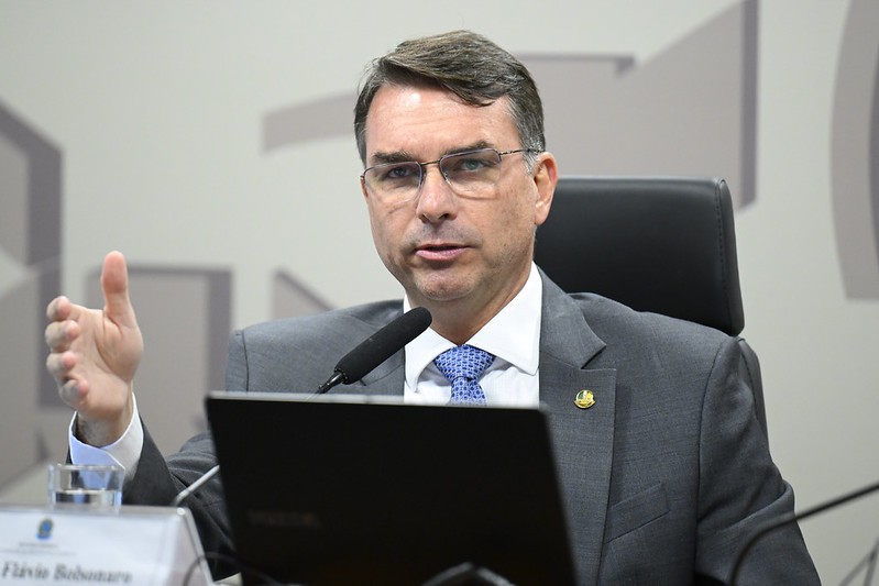 O motivo do silêncio de Flávio Bolsonaro sobre revelações do caso Lulinha, segundo cientista político