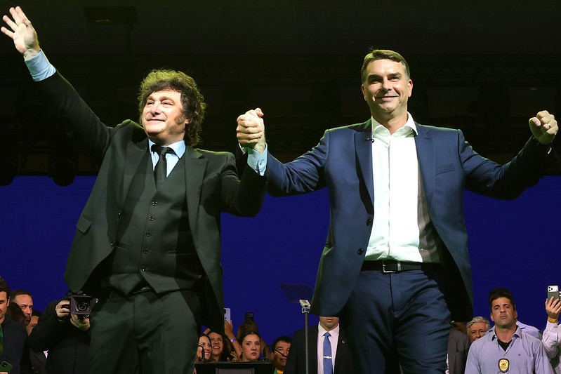 TSE nega ação contra Flávio por visita de Milei e vídeo de IA de Bolsonaro