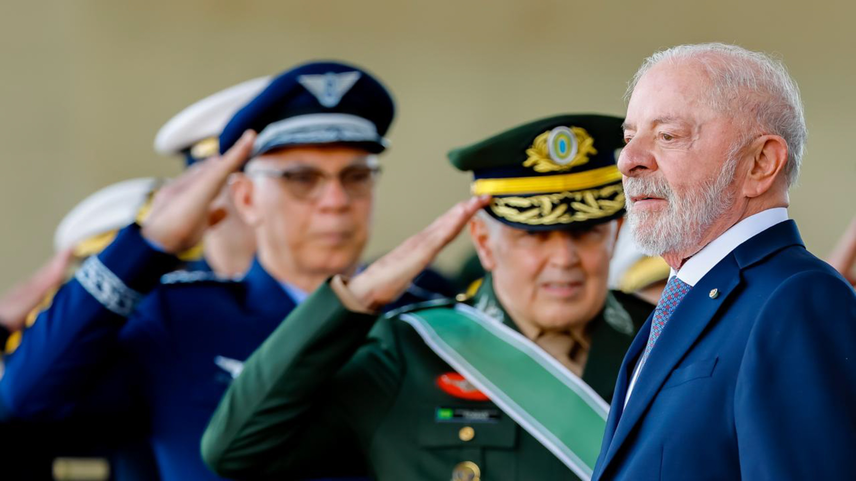 ‘Defesa não é pra quando sobrar dinheiro’, diz Lula em aceno a militares