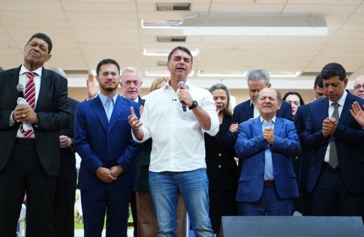 Ao lado de Eduardo Cunha, Flávio Bolsonaro participa de culto evangélico no Dia dos Pais