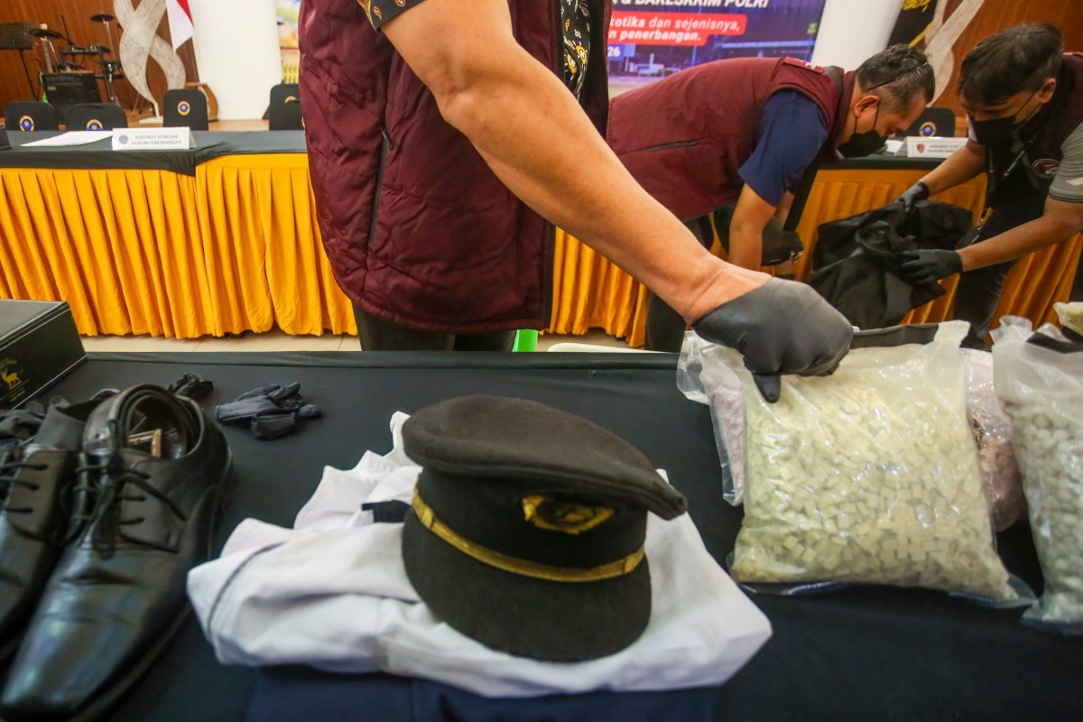 Vídeo: piloto é flagrado com 70 mil comprimidos de ecstasy em aeroporto indonésio