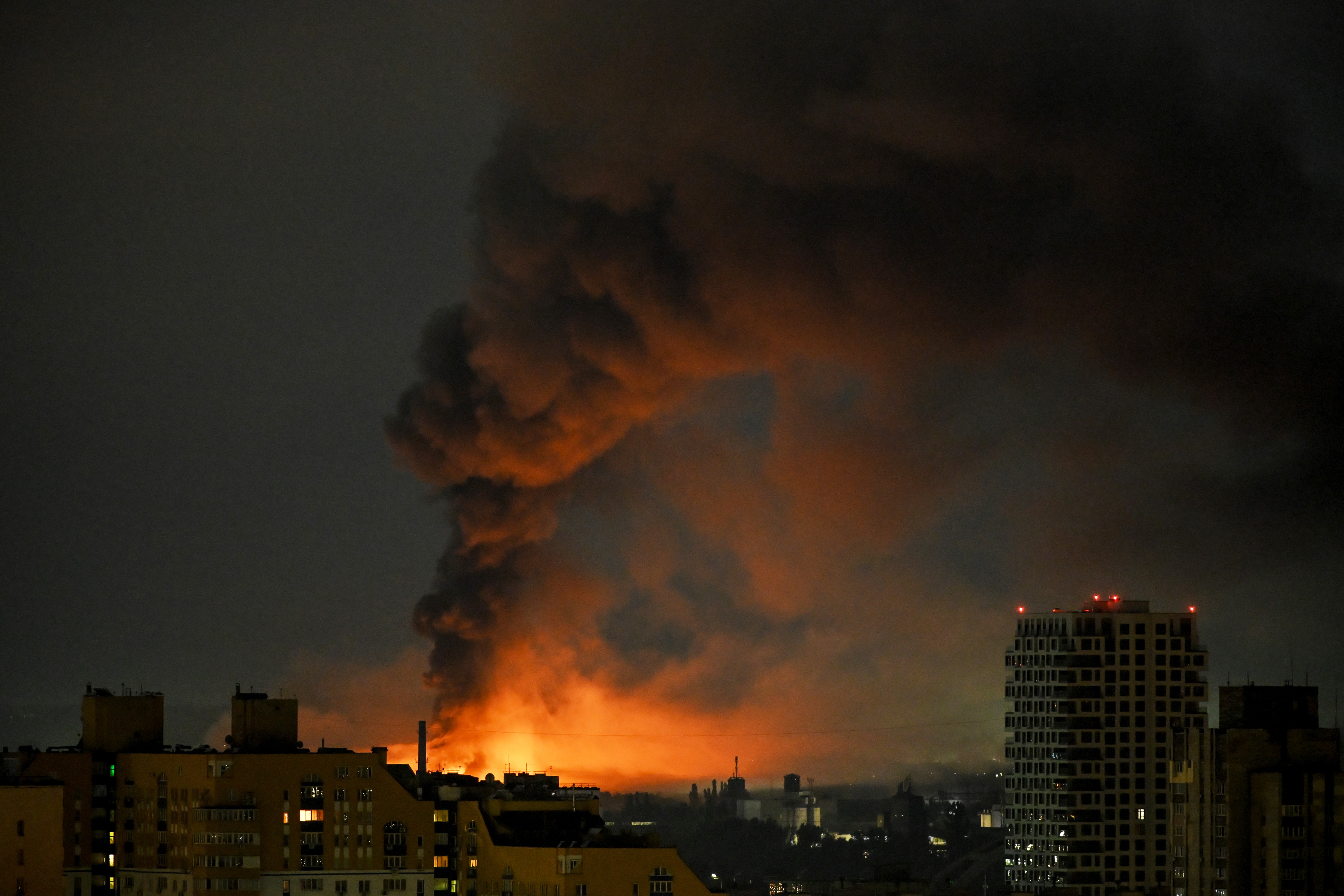 Ataques russos matam criança de 3 anos e quatro pessoas em Kiev