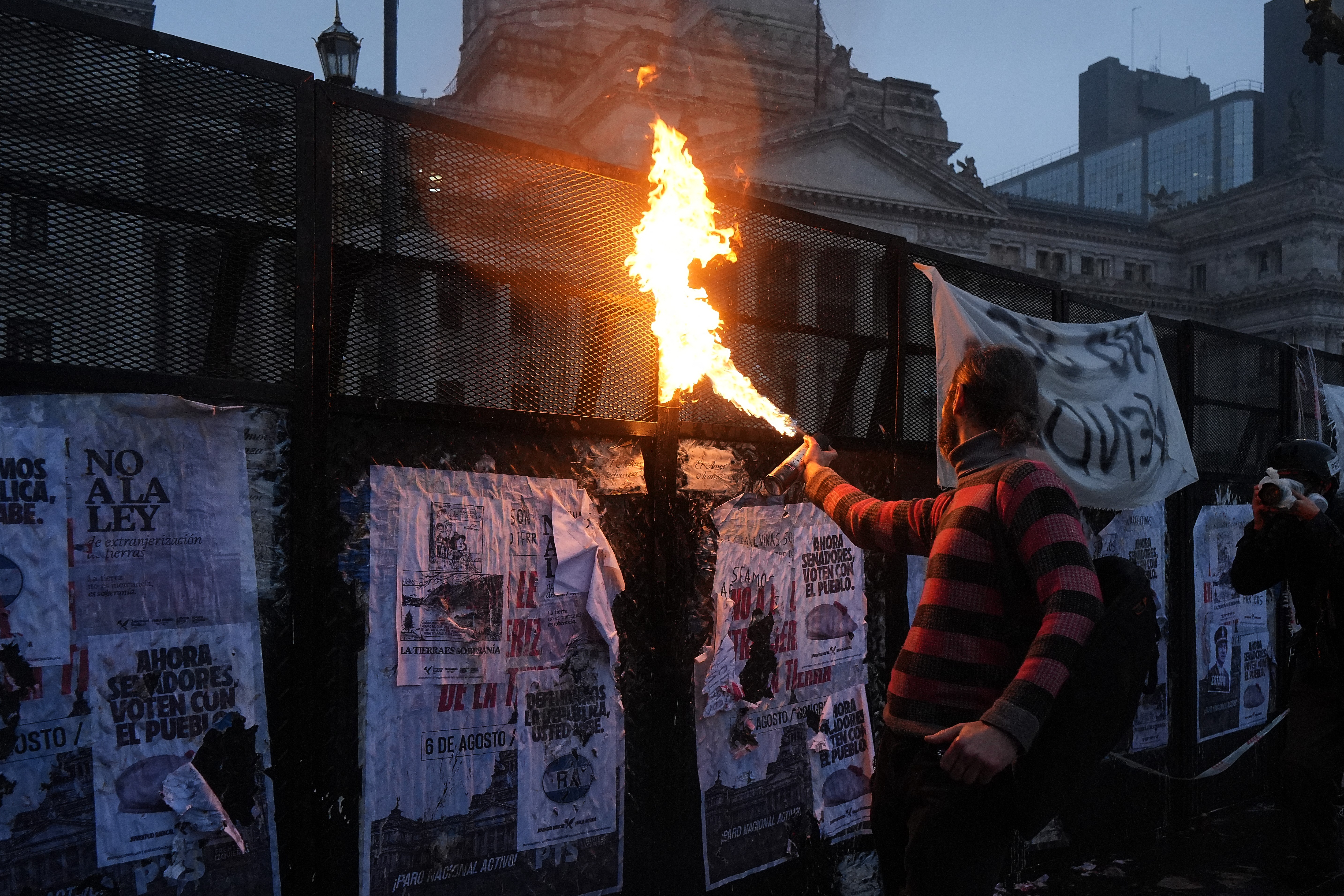 Em meio a protestos, Senado argentino aprova lei de terras de Milei em versão desidratada