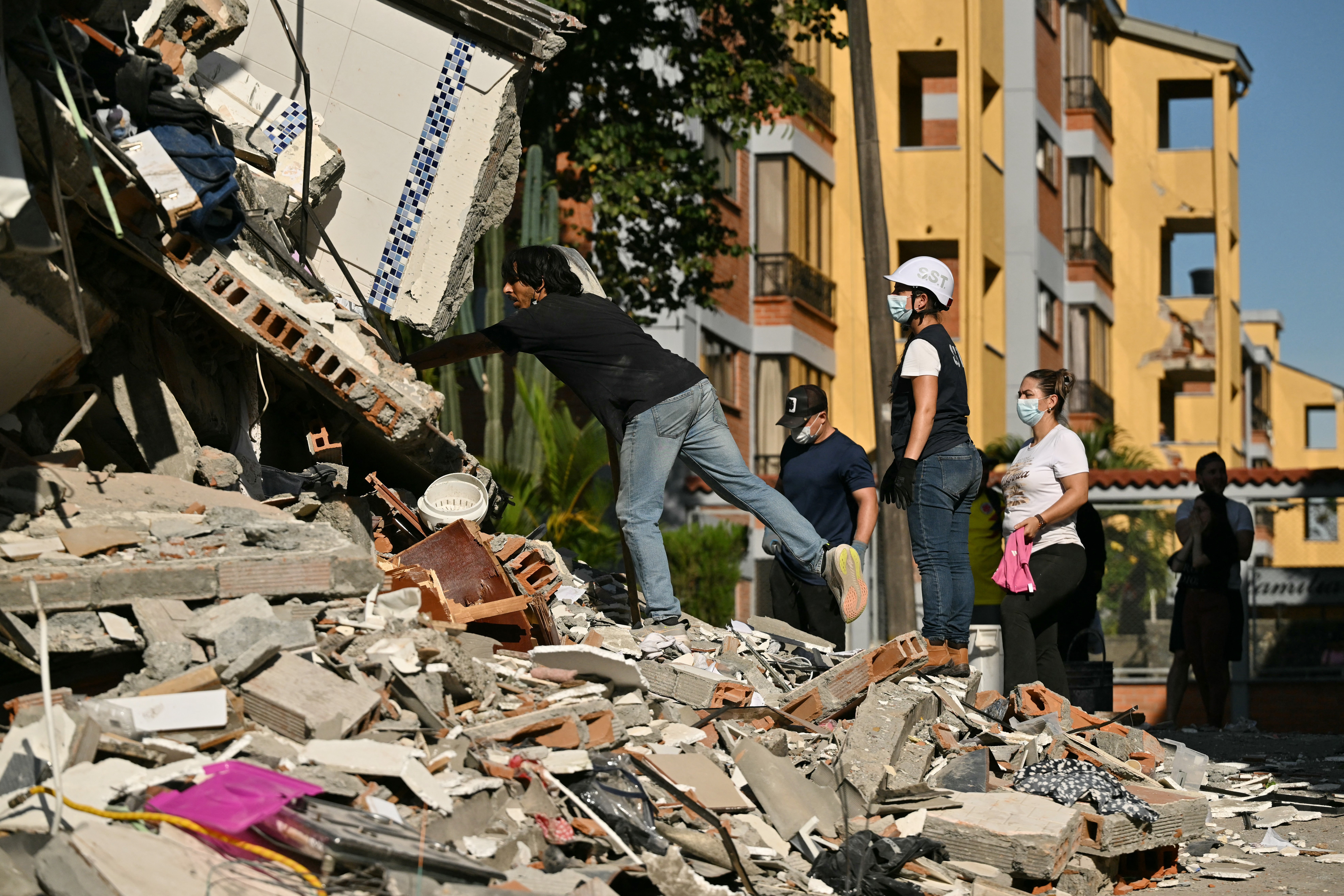 Presidente da Colômbia pede suspensão de tarifas a Trump após terremoto 