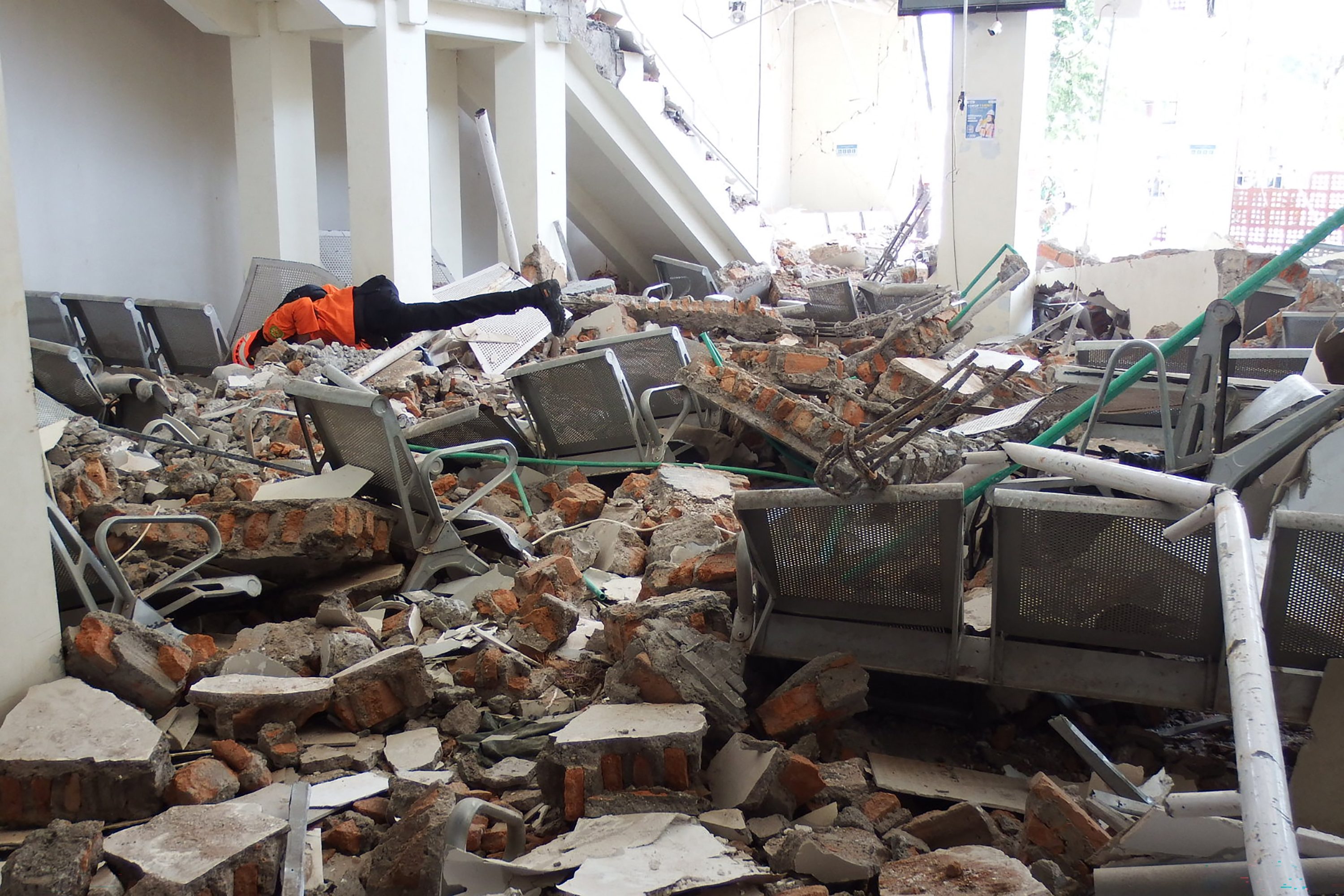 Terremoto de magnitude 7,7 atinge a Indonésia