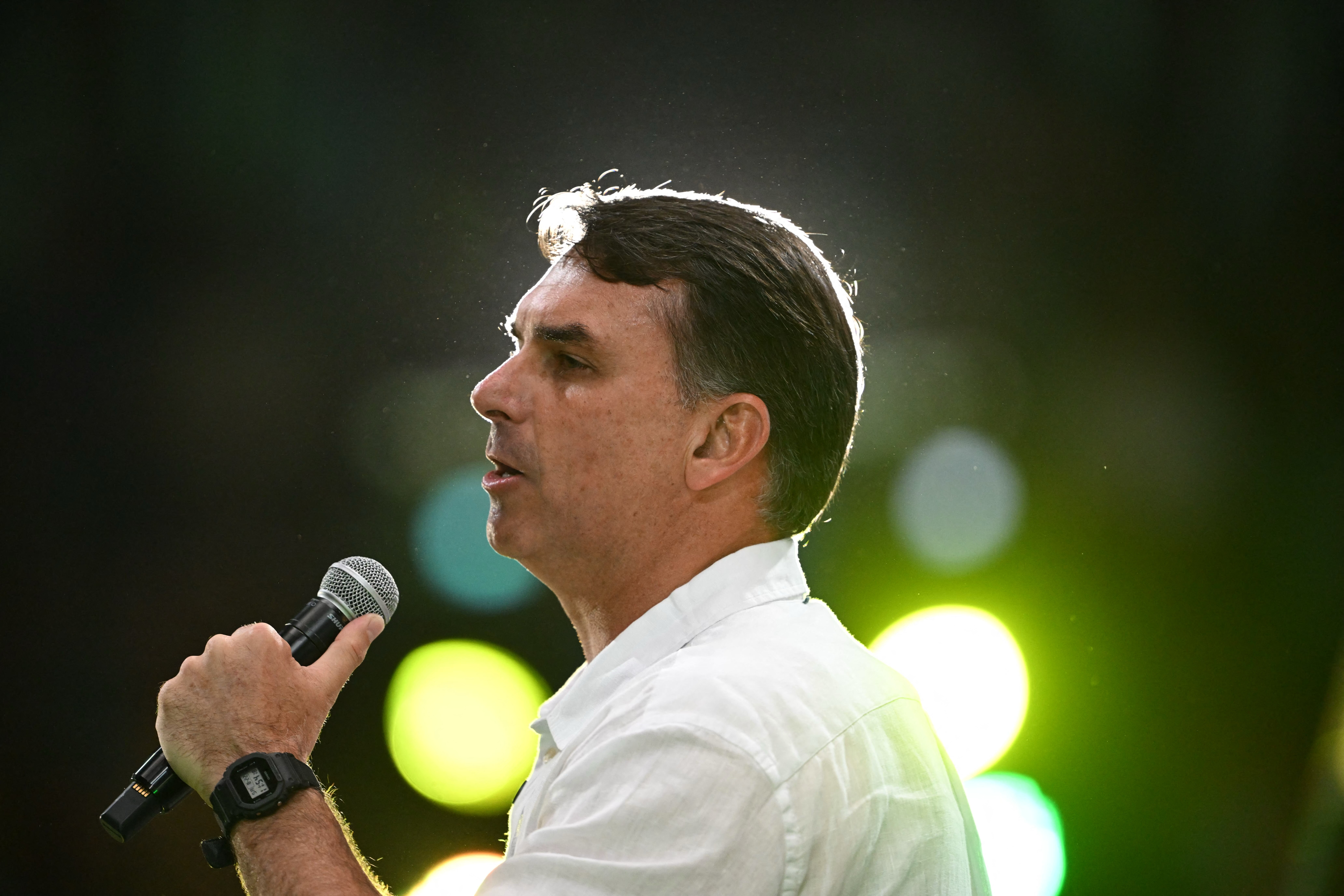 Pesquisa indica a dificuldade duradoura na campanha eleitoral de Flávio Bolsonaro