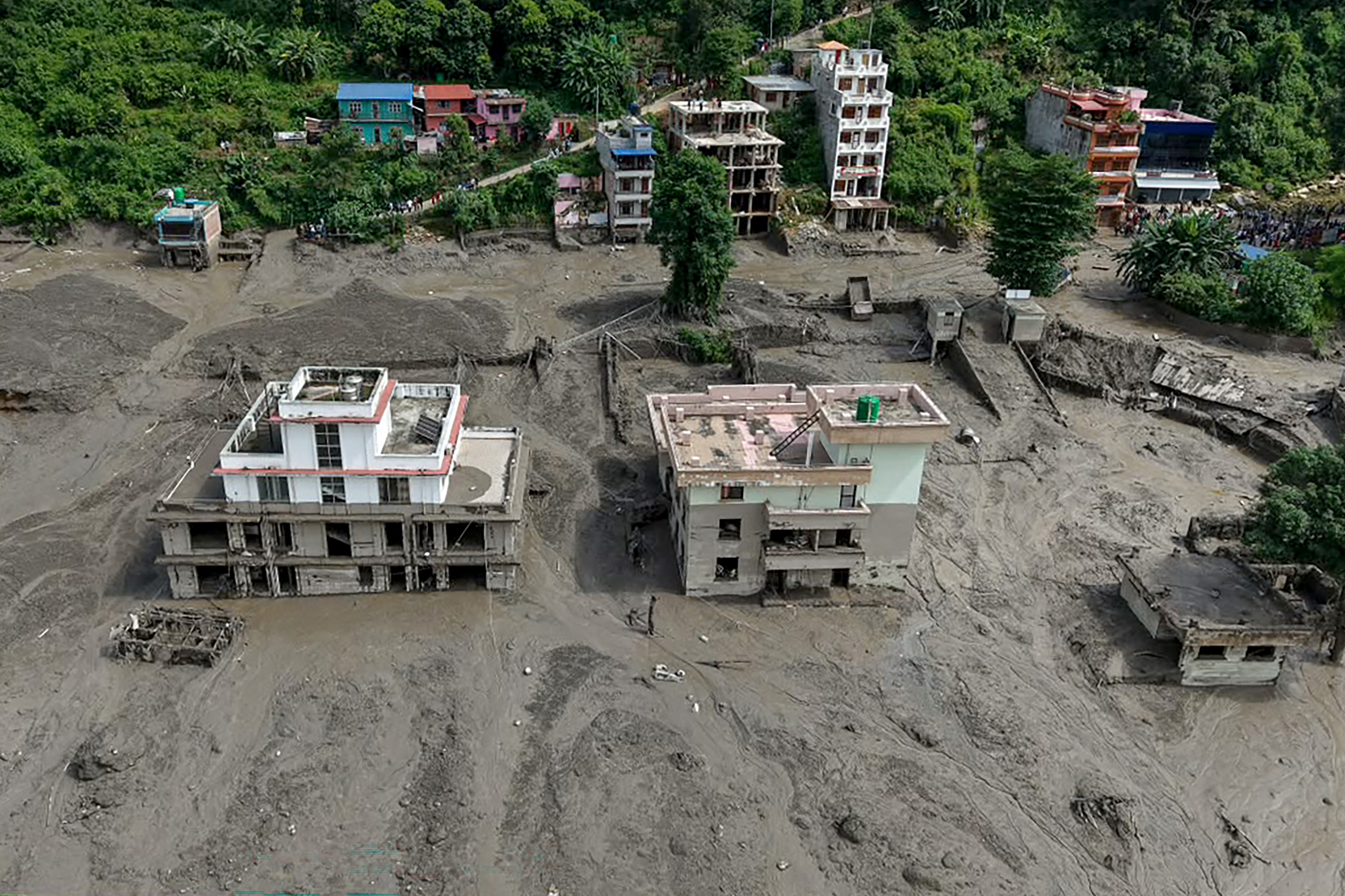Vídeo: Nepal e Tibete têm avalanche de lama após enchentes; centenas estão desaparecidos