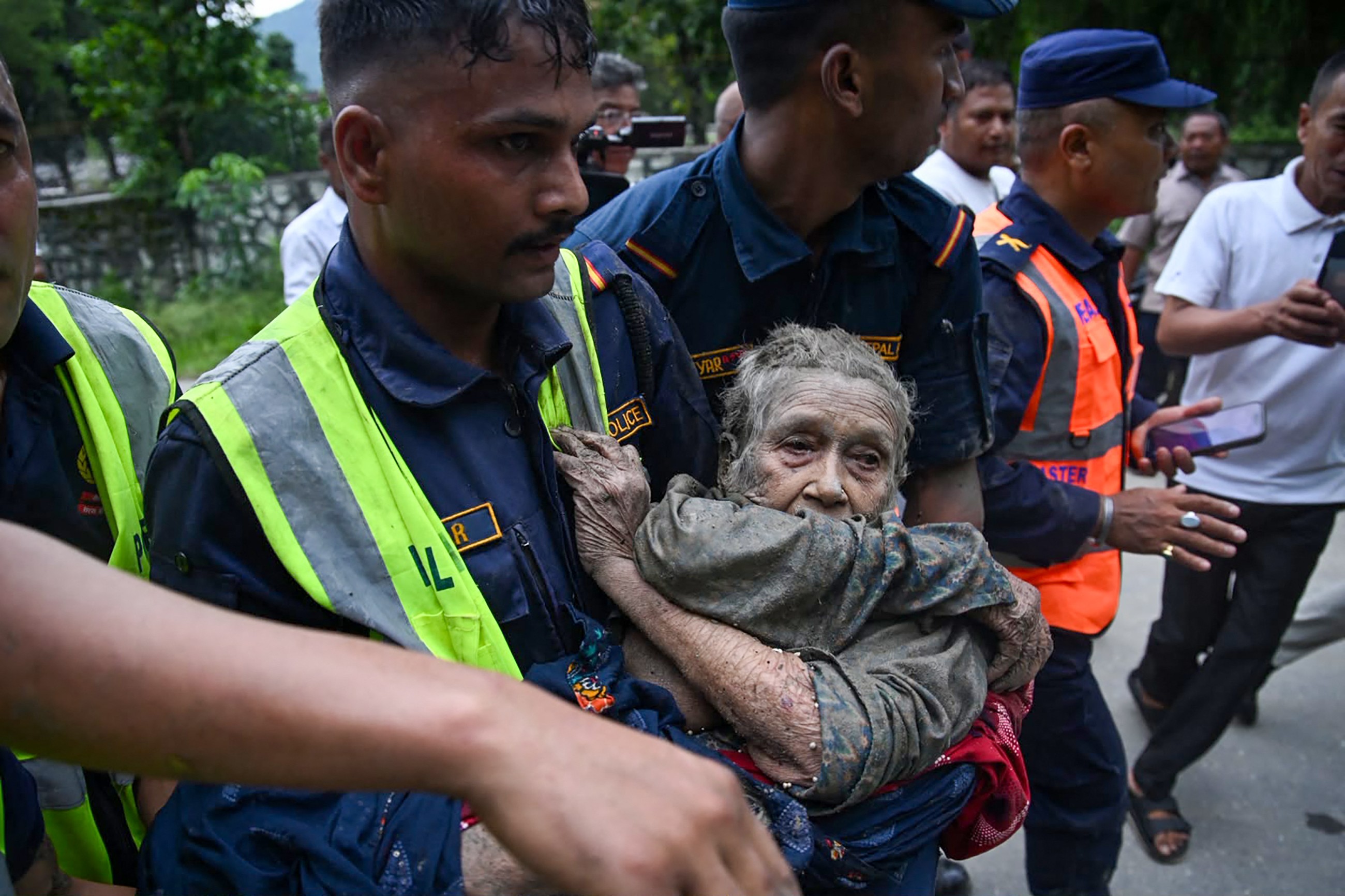 Quase 300 turistas estrangeiros desaparecem em enchentes no Nepal; veja nacionalidades