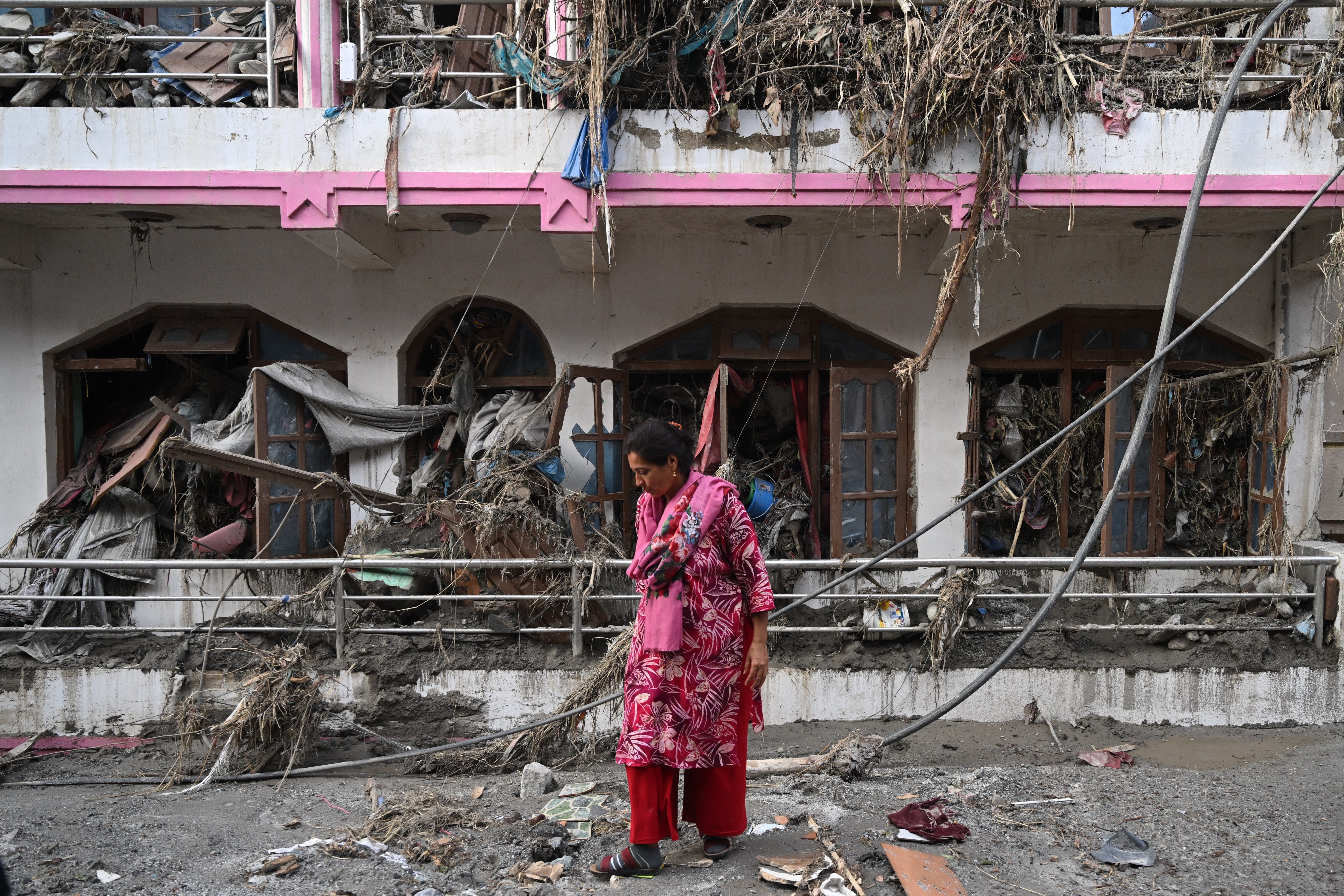 Confira em fotos a destruição causada pela inundação no Nepal e Tibete