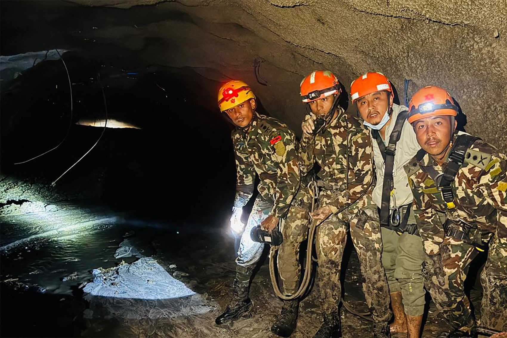 Explosões controladas: como Nepal tenta alcançar mais de 900 pessoas presas em túneis