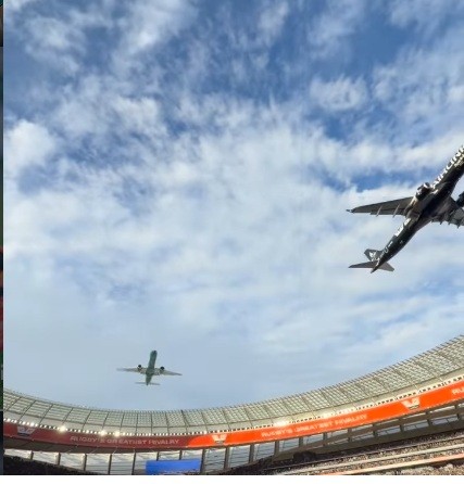 Aviões da Embraer passam ‘raspando’ em estádio lotado; veja vídeo