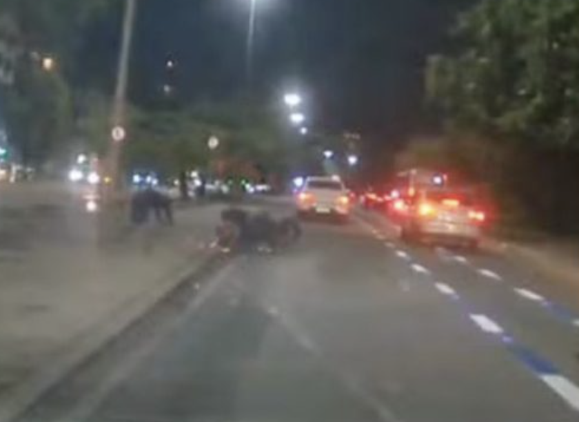 Candidato a deputado estadual sofre acidente de moto no Rio de Janeiro; veja vídeo