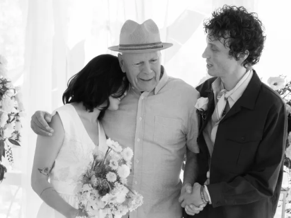 Bruce Willis aparece em rara foto no casamento da filha