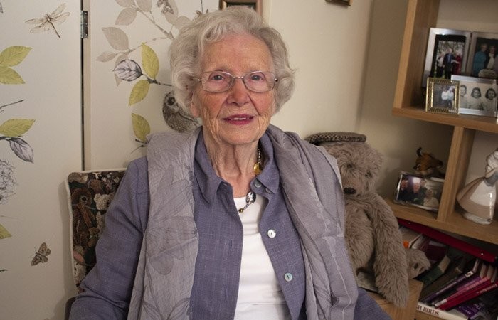 Aos 97 anos, britânica quebra próprio recorde em acrobacia aérea sobre asas de avião