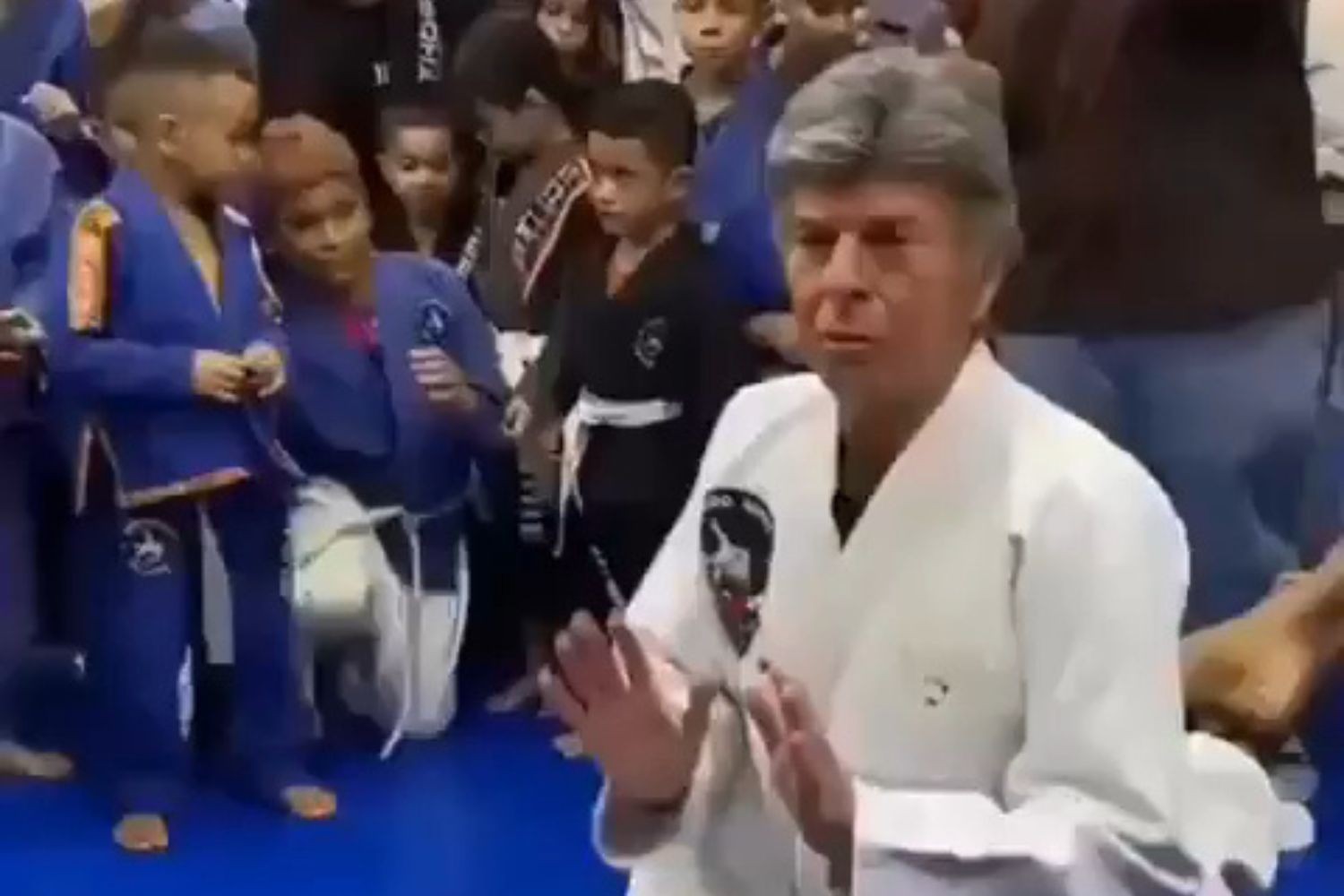 Faixa coral, Luiz Fux ensina jiu-jitsu a crianças em Manaus