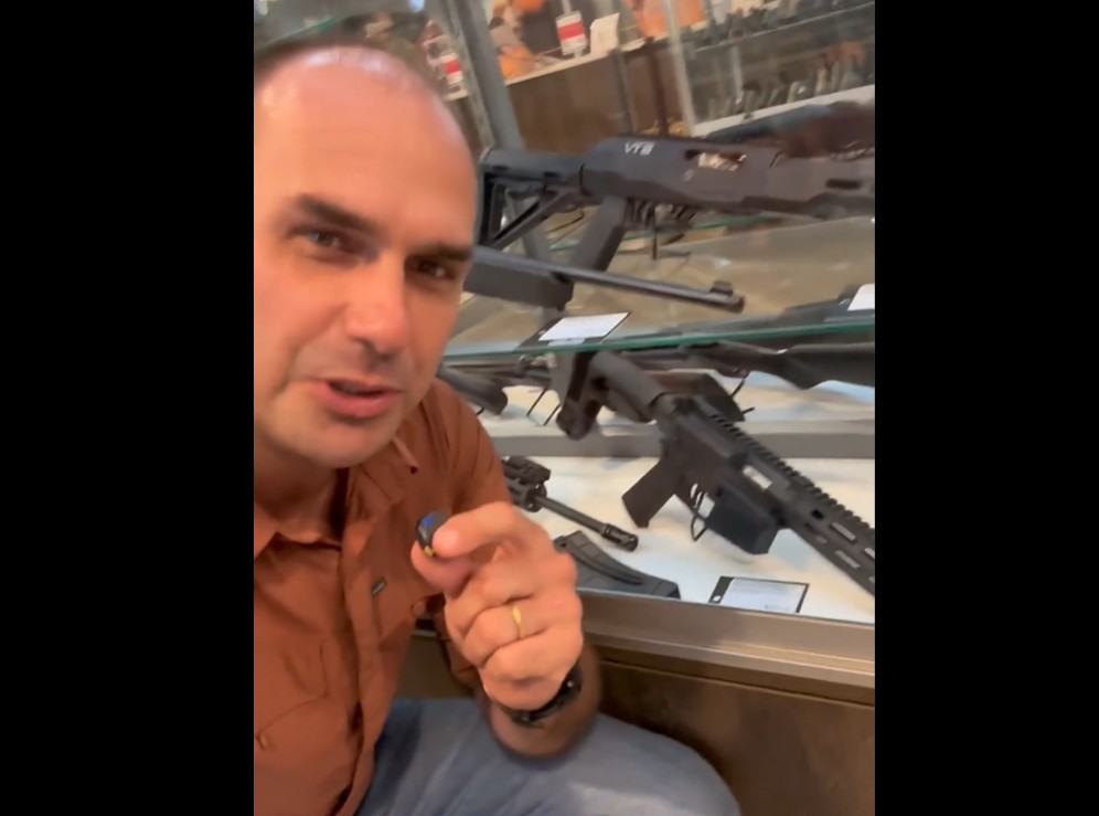 Fuzil AR-15, espingarda calibre 12 e pistola: o novo arsenal de Eduardo Bolsonaro nos EUA