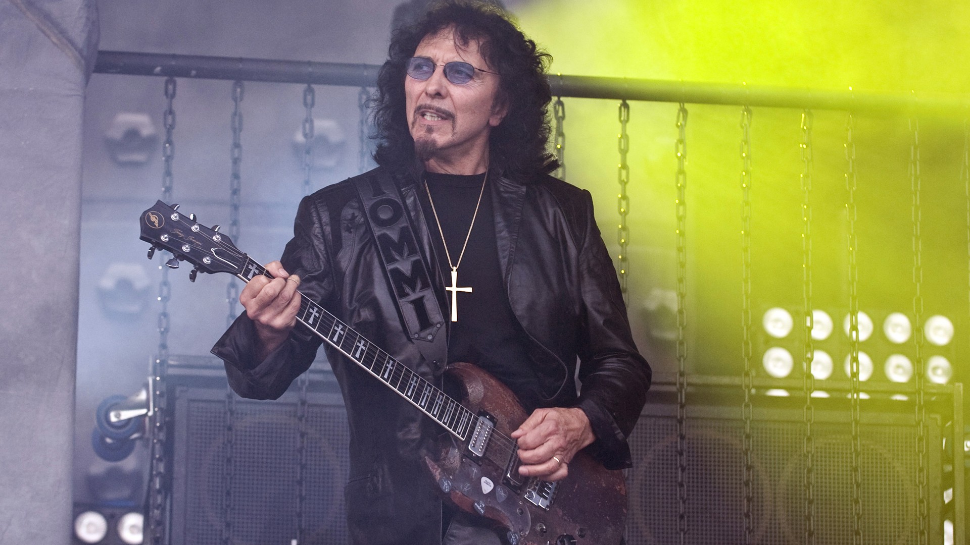 O roqueiro que reinventou o som da guitarra depois de perder os dedos