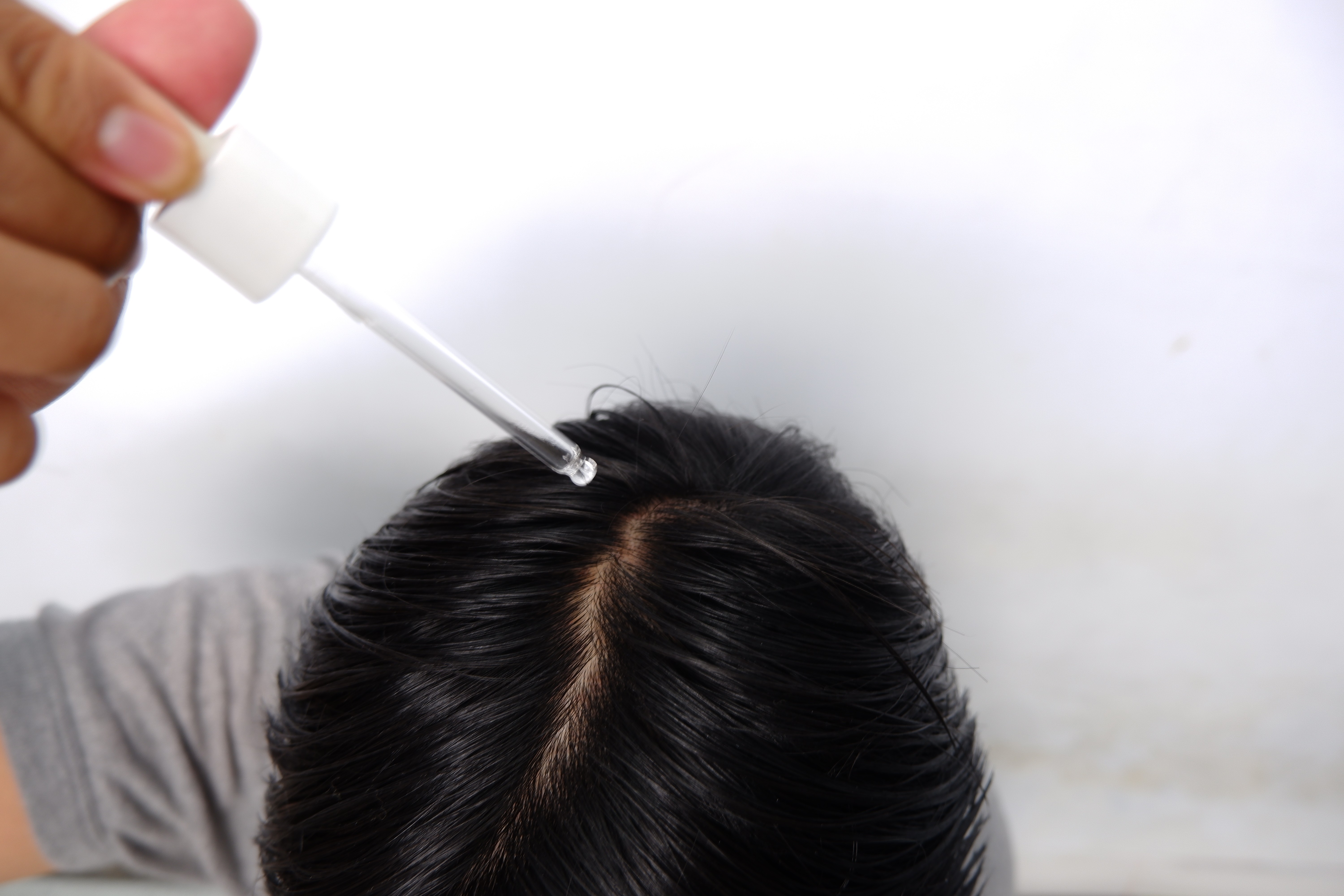 Anvisa proíbe xampu, tônico de crescimento capilar, parafina bronzeadora e mais cosméticos sem registro