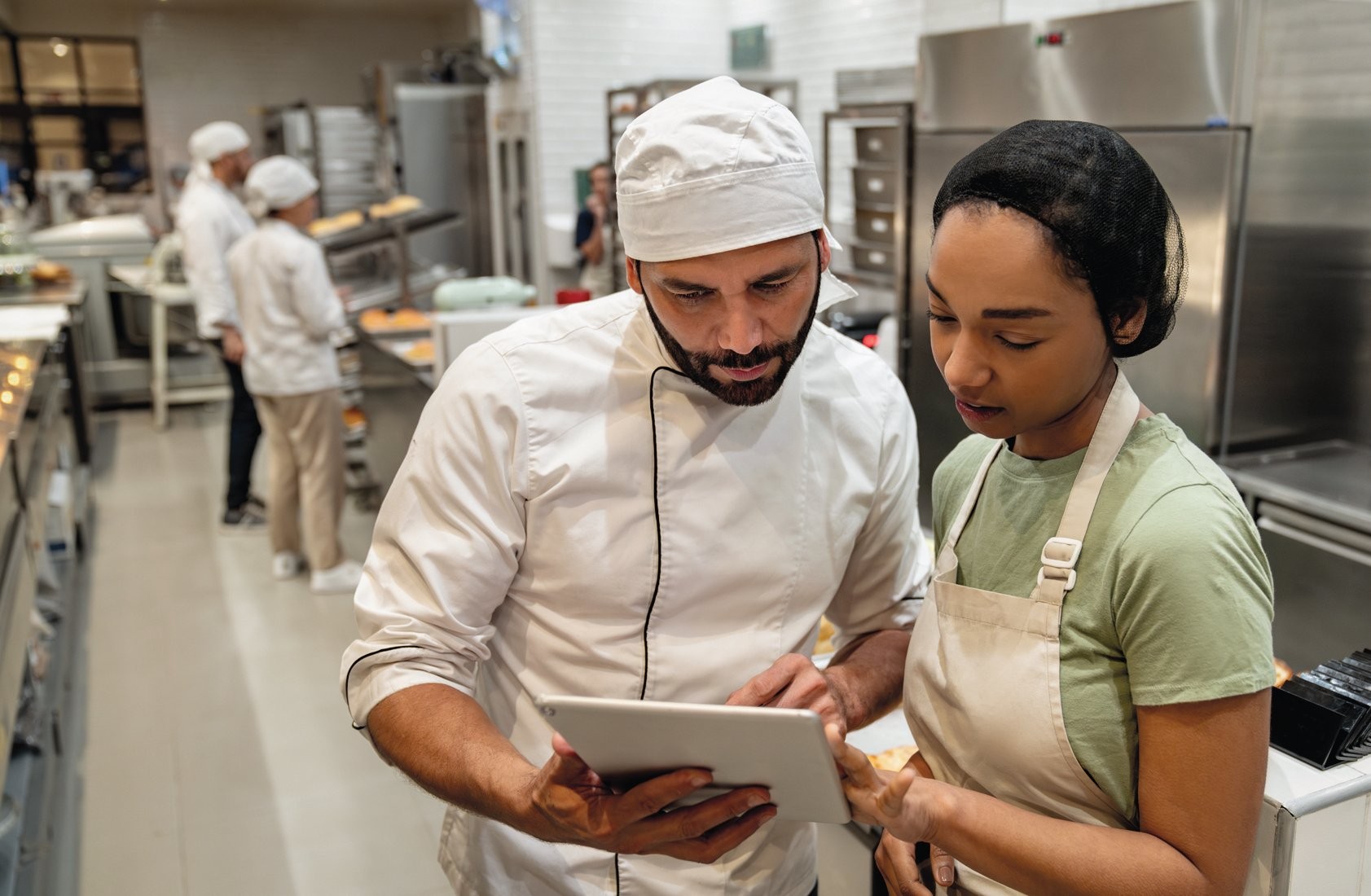 CALDEIR&Atilde;O DIGITAL -&ensp;Cozinheiros analisam dados no tablet: algoritmos viram aliados para administrar os neg&oacute;cios