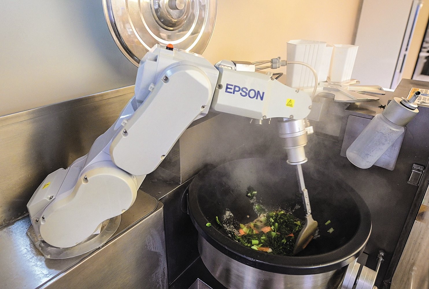 FIC&Ccedil;&Atilde;O -&ensp;Rob&ocirc; prepara receita na China: o inescap&aacute;vel toque androide